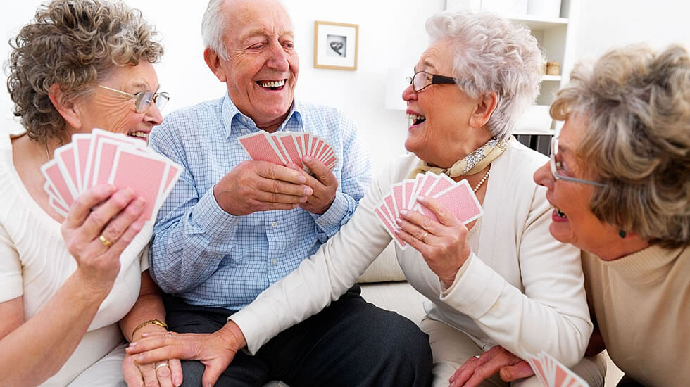 Adultos mayores compartiendo un momento juntos
